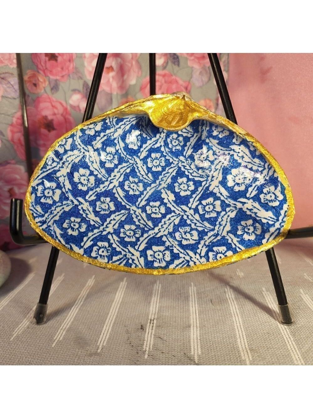 DECOUPAGE CLAM SHELL DECOUPAGE BLUE PATTERN ON A CLAM SHELL TRINKET DISH